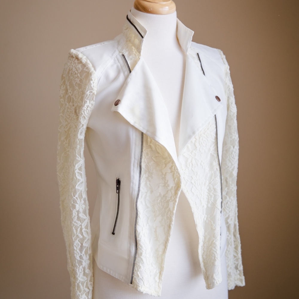 Red Snap White Lace Jacket